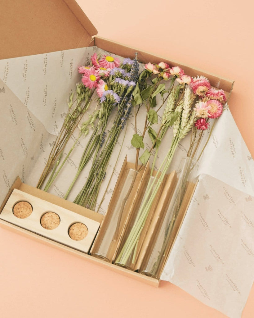 Blomster i postkasse gaveeske - med vaser - rosa - Snyggelig