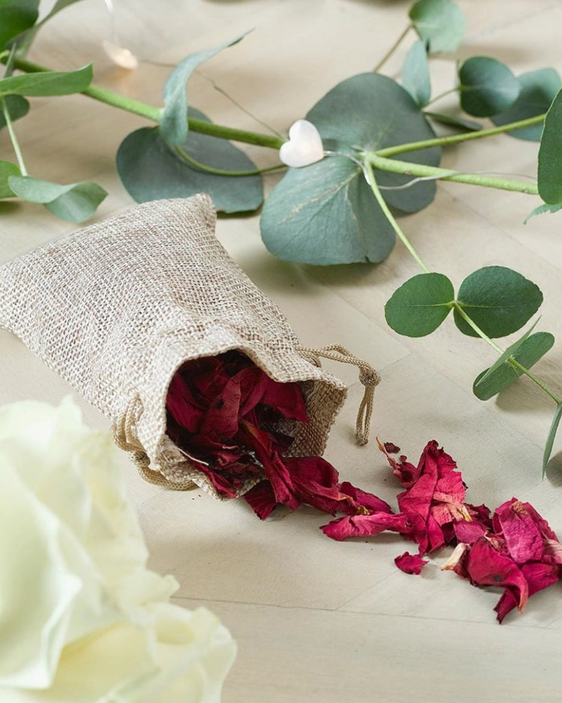 Konfetti av røde roseblader - Snyggelig
