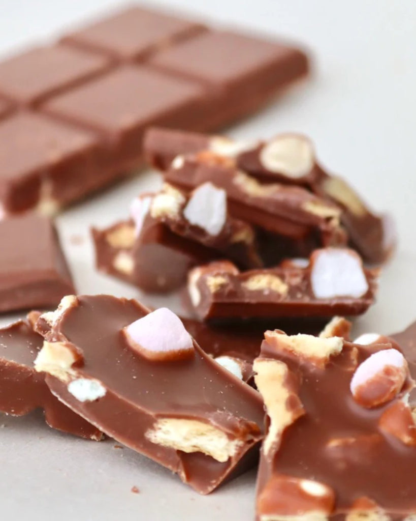 Melkesjokolade med marshallows og kjeks - s'mores sjokoladeplate - Snyggelig