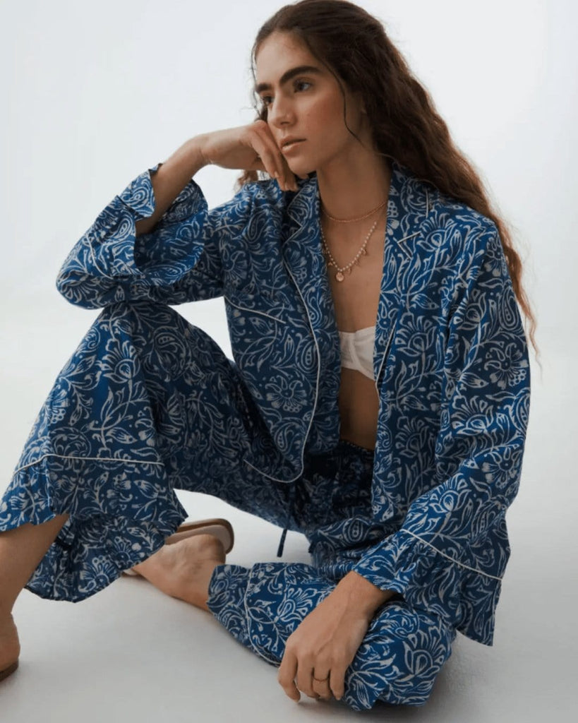 Pysjamas med blokktrykk med volanger - indigo blå 70-tallsstil - Snyggelig